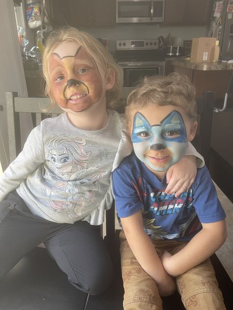 Bingo and Bluey Bluey Costume, Bingo And Bluey, Bingo Bluey, Bluey Halloween, Bluey Family, Face Paintings, Halloween Custom, Family Halloween, Halloween Looks