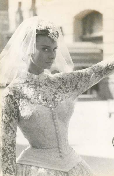 Sophia Loren in wedding gown, Houseboat (1958)  Looks a bit like Audrey Hepburn at this angle - and good lord that lace! Sofia Loren, Houseboat, A Wedding Dress, Sophia Loren, Wedding Gown, Veil, Sofia, A Wedding, A Woman