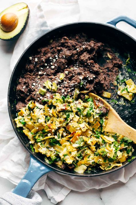 Migas - eggs scrambled with crispy tortillas, garlic, jalapeño, and melted cheese served with black beans and avocado. Quick, easy, and SO… Easy Migas Recipe, Scramble Recipes, Migas Recipe, Eggs Scrambled, Pinch Of Yum, Overnight Oat, Dinner Inspiration, Diet Vegetarian, Low Carb Breakfast