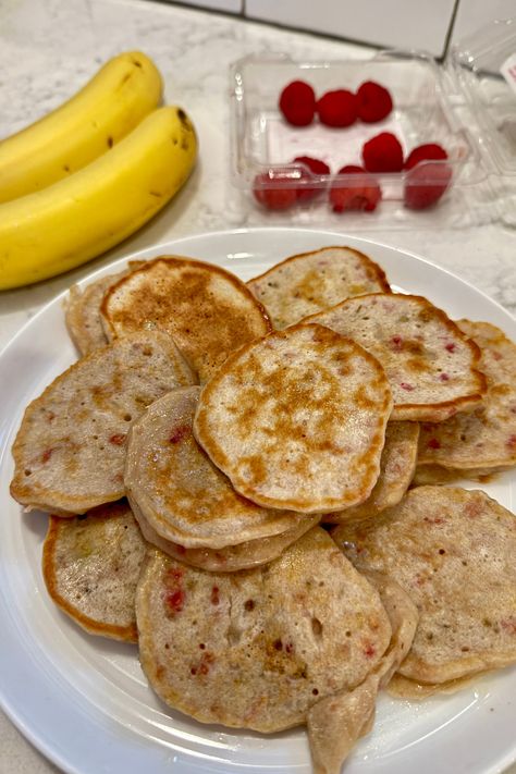 Raspberry Banana Pancakes Toddler Pancakes, Baby Banana Pancakes, Breakfast For Toddlers, Blw Meals, Banana Mini Muffins, Pancakes For Baby, Raspberry Pancakes, Mini Banana Muffins, Raspberry Banana