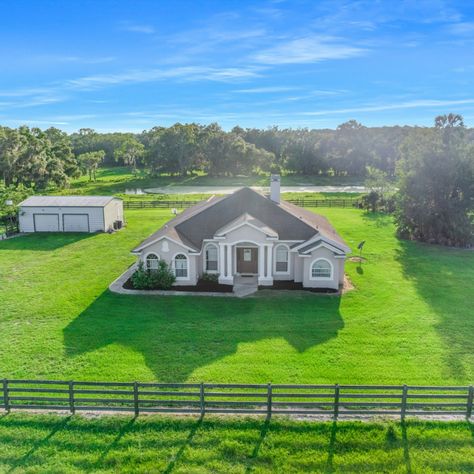 Escape to the ultimate paradise at this breathtaking 149-acre property in Bushnell, Florida! 🌿 With 7 crossed fenced pastures, the land is ready for running cattle or horses, complete with a convenient lane system leading to a covered cattle working facility. A short 10-minute drive is all it takes to get to 1-75 and 2 small airports so your dream of escaping to the peaceful countryside doesn't mean sacrificing accessibility! Click the link below for a video of this stunning property! 1 Acre Horse Property Layout, 40 Acres Of Land, How To Find Property Lines, 10 Acres Of Land, Peaceful Countryside, Plot Of Land For Sale, Hunting Land, Florida Wildlife, Flex Room