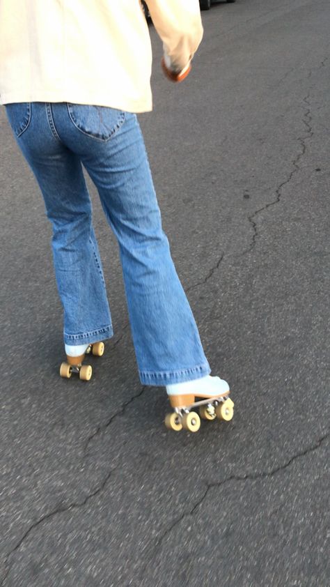 Roller Skate Pictures, Rollerblades Aesthetic, Retro Roller Skates Aesthetic, Roller Skate Aesthetic, Aesthetic Roller Skating Pictures, 70s Aesthetic Roller Skates, Quad Roller Skates Aesthetic, Rollerskate Aesthetic, Roller Skating Date Aesthetic