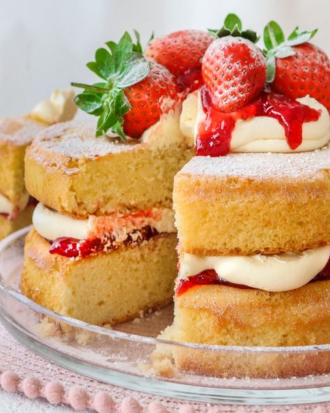 Sponge Cake Gluten Free, Gluten Free Vanilla Sponge Cake, Gluten Free Victoria Sponge Cake, Gluten Free Victoria Sponge, Gluten Free Sponge Cake Recipes, Gluten Free Sponge Cake, Gluten Free Cake Mixes, Gluten Free Vanilla Cake, Oreo Filling