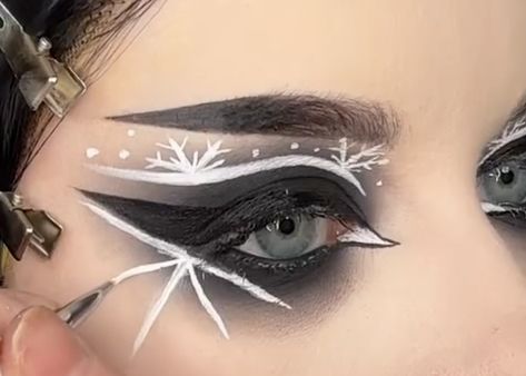 Goth Holiday Makeup, Goth Christmas Makeup Looks, Black Christmas Makeup, Creepy Christmas Makeup, Emo Christmas Makeup, Gothic Christmas Makeup, Christmas Goth Makeup, Snowflake Eyeliner, Winter Eyeliner