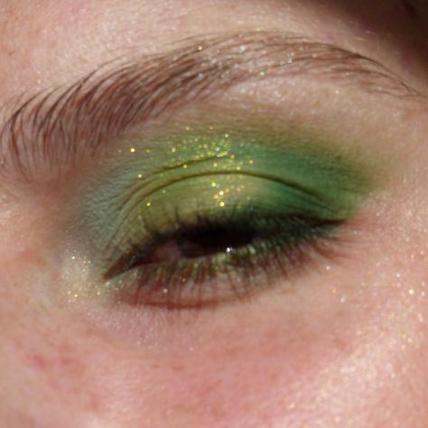 My makeup inspired by @kateyelooks for @alittlebitofgoldglitter's birthday giveaway 💚🍀 I had this look saved basically since the start of this page and I would have definitely recreated it at some point anyway, but Vidyas giveaway prompt reminded me of it (and the lack of green makeup on my feed) 😅 So thanks to you both for the inspiration and reminder of how fun green eyeshadow is. I used the @beautybaycom Earthy Palette and wore this look to uni last week. I got quite a few stares but my ... Fun Green Makeup, Soft Green Eye Makeup, Majestic Makeup, Earthy Makeup Looks, Green Eyeshadow Palette, Sparkly Eyeshadow, Soft Eye Makeup, Birthday Giveaways, Earthy Palette