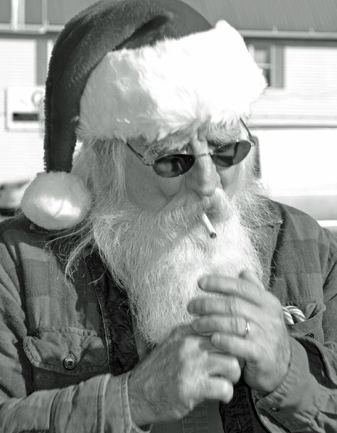 Bad Santa.  Photo by Lee Swantkowski. Bad Christmas Photos, Black And White Santa Pictures, Bad Santa Party, Funny Santa Pictures, Santa Photography, Stock Photos Funny, Bad Santa, Santa Photos, Santa Pictures