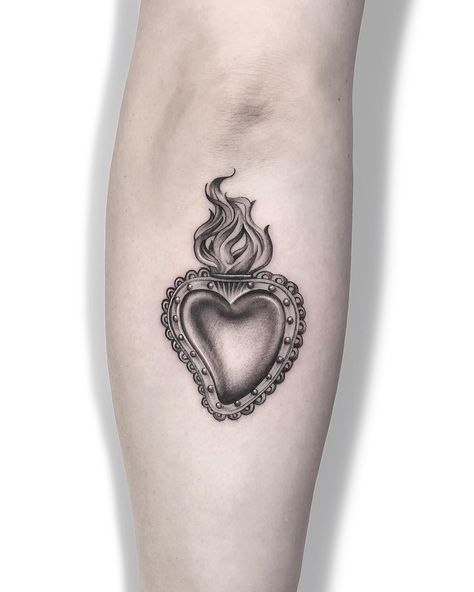 Virgin Mary Sacred Heart Tattoo, Sacred Heart Tattoo Women, Sacred Heart Tattoo Stencil, Traditional Sacred Heart Tattoo, Sacred Heart Drawing, Sacred Heart Tattoo Design, Sacred Heart Tattoo, Heart Tattoos With Names, Mexican Tattoo