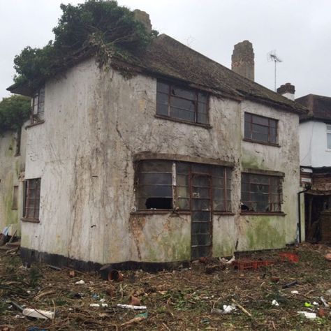 (WowHaus) House Demolition, 1930s Home, Art Deco House, Abandoned Place, What A Shame, Deco House, Art Deco Home, 1930s Art, Model Railroading