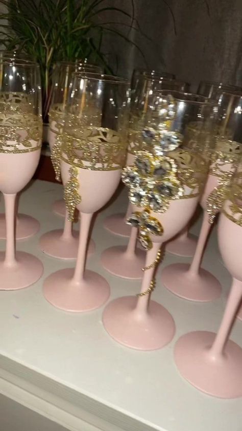 Glass decor ideas Brindis Cups Quince, Champagne Cups Decoration Quince, Quinceanera Drinks, Quince Brindis Cups, Quince Copas Ideas, Quince Brindis Set, Quinceanera Glasses, Aurora Themed Quinceanera, Quince Cups