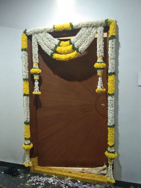 House Opening Decoration With Flowers, Doors Decoration, Door Flower Decoration, Flower Toran, Toran Design, Leaf Decor Wedding, Hindu Wedding Decorations, Mandap Decoration, Simple Door