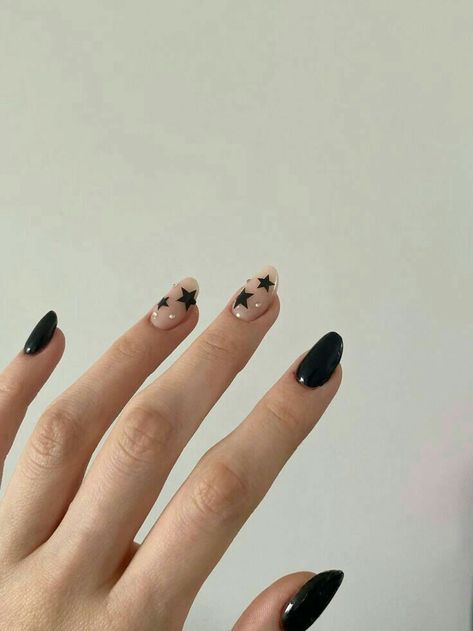 Modest Nail Ideas, Black Easy Nails, Black And Silver Nails Acrylic Square, Basic Black Nail Designs, Short Painted Nails Design, Nature Nail Art Designs, Black Nails Ideas Simple, Short Witchy Nails Simple, Black Nails With Silver Stars