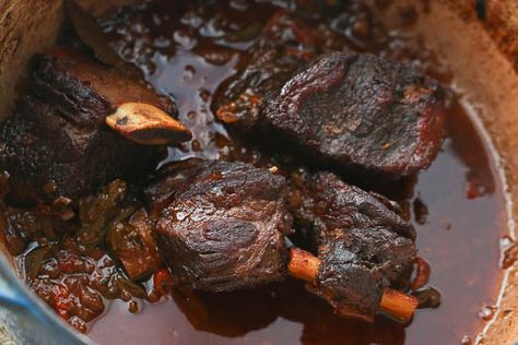 Jamaican Brown Beef Short Ribs Stew- You only need 10 minutes prep to make this rich, fragrant, braised short ribs stew and its fall off the bone delicious! If you want something that is bad to the bone, finger licking good, insanely delicious, impossible to mess up, with very little prep then this is it!!! … Braised Short Ribs Recipe, Beef Short Rib Recipes, Short Ribs Recipe, Ribs Recipe, Braised Short Ribs, Beef Stew Recipe, Braised Beef, Beef Short Ribs, God Mat