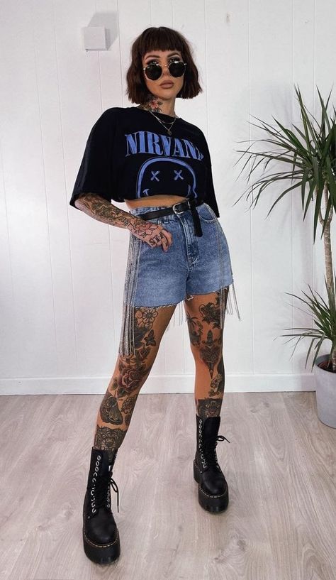 Hot Concert Outfits Summer, Hot Weather Concert Outfit, Grungy Haircuts Women, Metal Summer Outfit, Grunge Couture, Alternative Fashion Summer, Influencer Poses, Belt Styling, Vegas Vibes