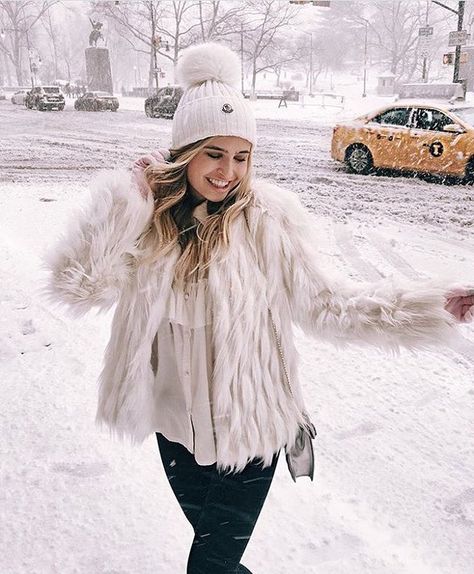 Instagram @herdailylook : Snow day bliss ☃️❄️ via @xeniaoverdose Hat Women Outfit, Moncler Hat, Snow Day Outfit, Winter Dream, Lux Fashion, New York Winter, Winter Closet, Winter Lookbook, Skiing Outfit