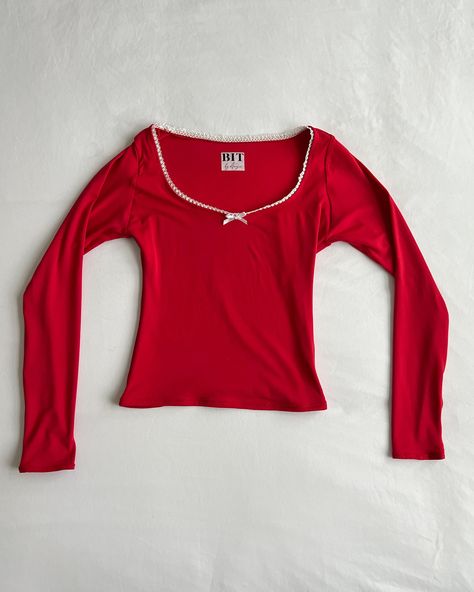 Cool Long Sleeve Tops, Cute Red Top Outfit, Cute Red Clothes, Red Tops Aesthetic, Red Top Aesthetic, Red Top Outfit Casual, Cute Red Tops, Peppermint Fizz, Cute Long Sleeve Tops