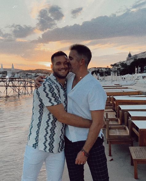 🎞♥️🇫🇷 - Colton Underwood | Facebook Queer Couples, Colton Underwood, Get Engaged, Got Engaged, Kissing Couples, Getting Engaged, Celebrity Couples, Couple Goals, Couple Photos