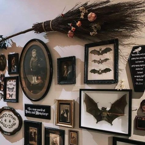 Home Decor Ideas Vintage, Home Decor Ideas Boho, Vintage Home Decor Ideas, Dark Boho Bedroom, Urban Interior Design, Oddities Decor, Goth Houses, Academia Room, Rustic Home Decor Ideas