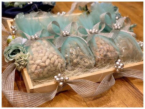 Wedding Gift Tray Decoration Ideas, Dry Fruit Hamper Ideas, Diy Dry Fruits Packing Ideas Gift, Dryfruits Packing Ideas For Engagement, Diwali Tray Ideas, Dry Fruits Tray Decoration, Fruits Decoration Ideas For Engagement, Indian Wedding Gift Packing Ideas, Dryfruit Hampers Ideas