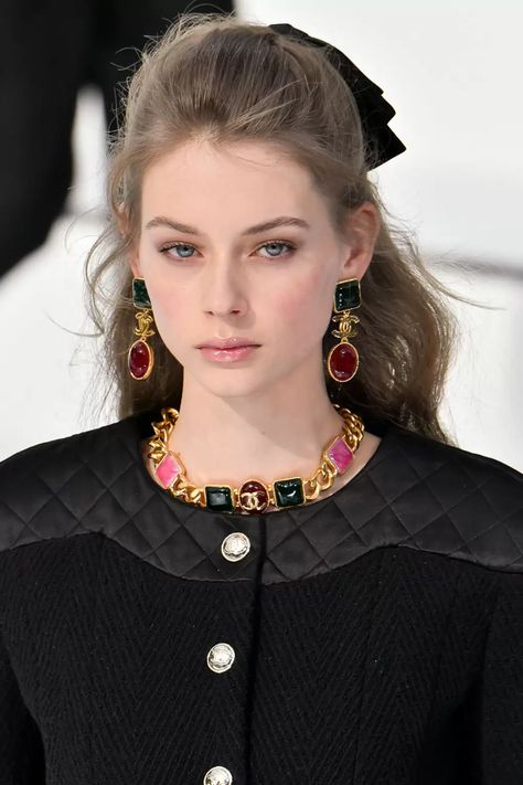 Fashion Week Hair, Era Victoria, Haute Couture Style, Runway Hair, Anna Karina, Chanel Runway, Jeanne Damas, Moda Paris, Mode Inspo