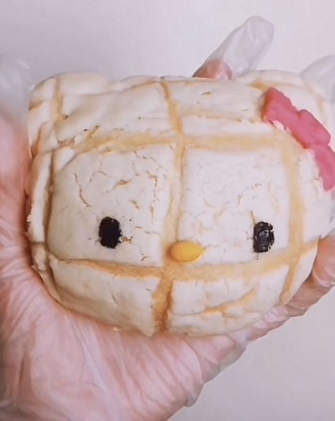 #concha #conchas #dessert #sweet #sweets #yum #yummy #delicioso #good #mexican #love #aesthetic #hellokitty #sanrio #kawaii #cute #pinterest Mexican Sanrio, Hello Kitty Mexican, Hello Kitty Conchas, Strawberry Conchas, Aesthetic Conchas Pan, Cinimin Rolls Sanrio, Cute Conchas Bread, Aesthetic Hellokitty, Mexican Love