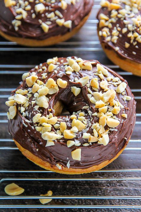 Chocolate Glazed Peanut Butter Donuts | Community Post: 15 Heavenly Baked Donuts Guaranteed To Change Your Life Pink Patisserie, Orange Zucchini, Oatmeal Cookie Bars, Best Oatmeal Cookies, Baker By Nature, Homemade Doughnuts, Chocolate Donuts, Peanut Butter Chips, Baked Donuts