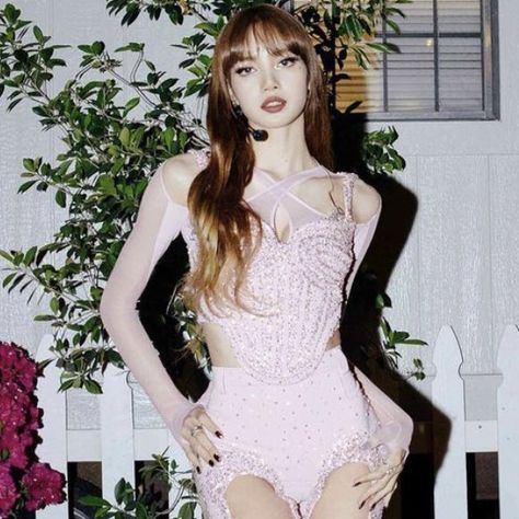 Lisa Coachella, Lisa Blackpink Hot Photoshoot, Blackpink Coachella, Coachella Festival, Coachella Outfit, Beautiful Women Over 40, Lalisa Manobal, Pink Outfit, Blackpink Lisa