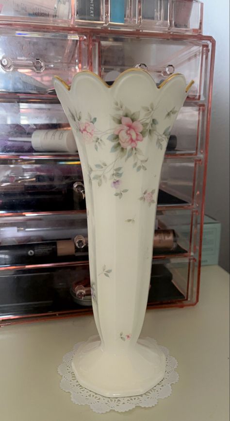 I still need to buy flowers for it 🌷 #aesthetic #coquette #vintage Floreros Aesthetic, Coquette Decoration, Flower Vase Aesthetic, Cute Vases, Coquette Bedroom, Coquette Decor, It Aesthetic, Cottagecore Pink, Pretty Vase