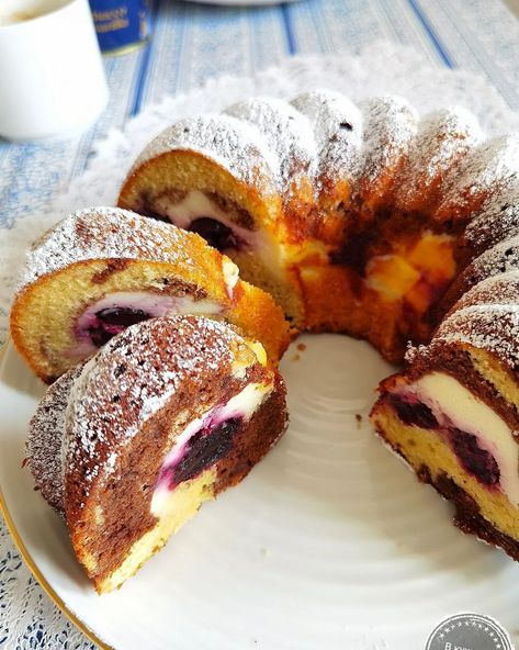 Bulgarian Bread Recipe, Bulgarian Desserts, Easy Bundt Cake Recipes, Bulgaria Food, Macaroon Recipes, Bulgarian Recipes, Bakery Desserts, Cuisine Recipes, Baking Sweets