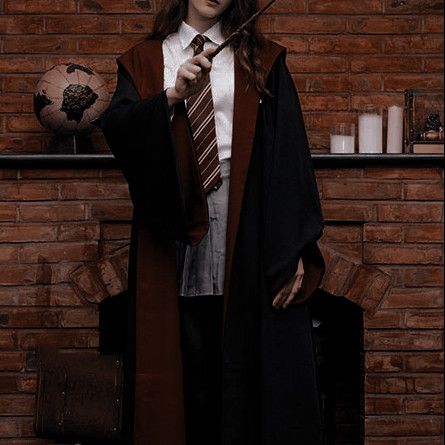 Griffindor Aesthetics Uniform, Grifindor Outfit, Griffindor Outfits Uniform, Gryffindor Uniform Aesthetic, Gryffindor Girl Aesthetic, Gryffindor Aesthetic Outfit, Gryffindor Cosplay, Harry Potter Uniform, Gryffindor Uniform