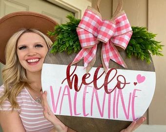 Valentines Day Things To Sell, Valentines Front Door Decor, Clothespin Wreath, Hello Valentine, Valentines Door Hanger, Door Hanging Decorations, Valentines Wreath, Valentine Diy, Heart Shaped Wreaths