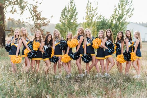 Cute Cheer Team Pictures, Football Cheer Pictures Team Photos, High School Dance Team Photos, Cheer Team Photoshoot, Team Cheer Pictures, Cheer Team Ideas, Cheer Team Pictures Poses, High School Cheer Pictures, Dance Team Photoshoot