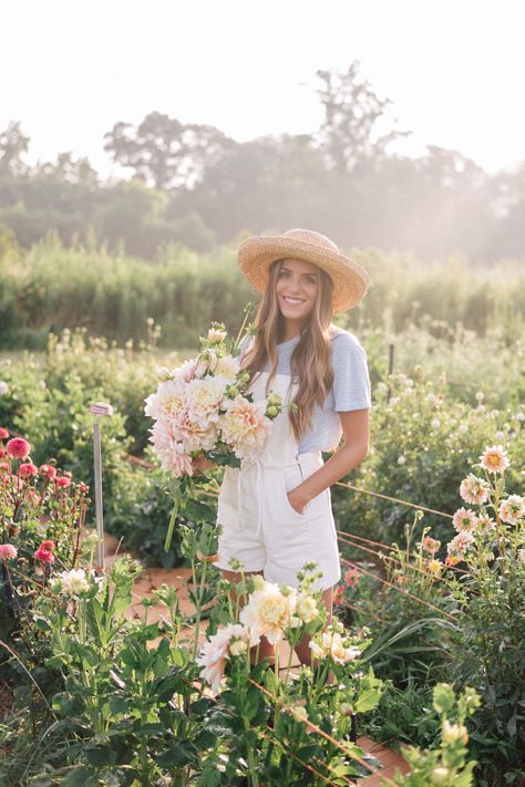 Gal Meets Glam This Flower Farm Will Make You Want To Be A Flower Farmer -http://galmeetsglam.com/2017/08/this-flower-farm-will-make-you-want-to-become-a-flower-farmer/ Julia Berolzheimer, Farm Photography, Flower Farmer, A Beautiful Flower, Cut Flower Garden, Asheville North Carolina, Gal Meets Glam, Fresh Flower, Branding Photoshoot