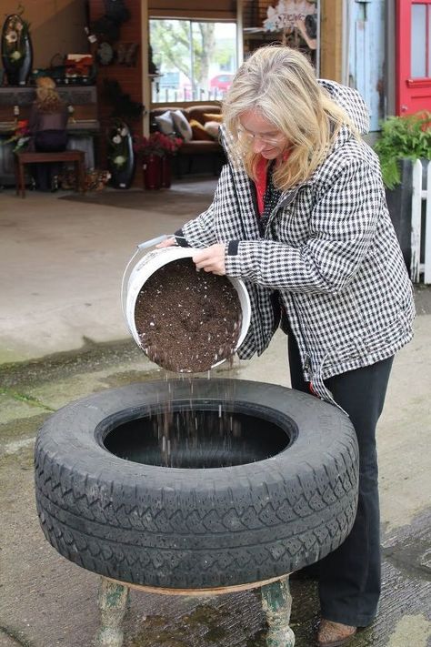 Tire Craft, Tire Planters, Tire Art, Diy Crate, Front Yard Landscaping Pictures, Garden Pallet, Landscaping Front Yard, Tyres Recycle, Front Yard Landscaping Plans