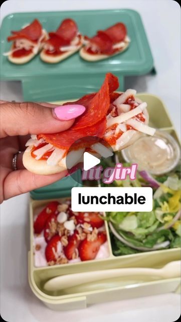 MaKayla Kim Thomas on Instagram: "Just an easy lunch idea for the week—perfect when u dont feel like cooking 🤪 great for work, the beach/pool, or if you’re just in a snacky girl dinner mood ✨ my kids love these too!!  Concept is from my gryo bite recipe in Good Food Mood cookbook 🩷   If you’re tired of guessing, ordering out, or eating the same bland meals on repeat—check out my digital cookbooks + fitness plans 👉🏽 makaylathomas . com   #mealprep #healthymeals #mealideas #highprotein #lunchideas #dinnerideas #easymeals #lunchable #adultlunchable" Summer Pool Lunch Ideas, Clean Eating Kids Lunch, Summer Meal Prep Lunches, Makayla Food Fitness, Summer Lunch Ideas For Work, Pool Lunch Ideas, Easy Beach Meals, Easy Lunch Ideas For Work, Beach Lunch Ideas