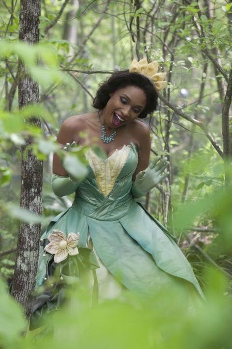 Tiana Photoshoot, Princess Tiana Costume, Princess Tiana Dress, Disney Costumes Diy, Tiana Dress, Tiana Disney, Best Couples Costumes, Princesa Tiana, Disney Princess Tiana