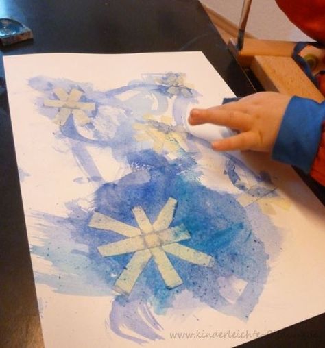 Alter: ab 1,5 Jahren  Besonders gefördert: Feinmotorik         Heute haben wir Schneeflocken und Schneemänner gemalt. Für die Schneeflocken ... Painted Snowflakes, January Crafts, Snowflake Craft, Winter Art Projects, Toddler Art Projects, Winter Kindergarten, Winter Preschool, Winter Crafts For Kids, Childrens Crafts