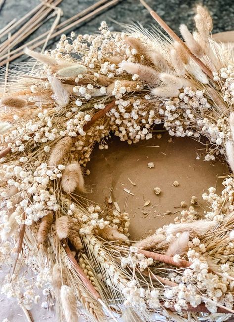 Pampa Wreath Diy, Diy Pampas Wreath, Dried Flower Wreath Ideas, How To Make A Pampas Grass Wreath, Boho Wreath Ideas, Dried Floral Wreath, Diy Dried Flower Wreath, Diy Fall Wreath For Front Door Tutorials, Dried Flower Wreath Diy