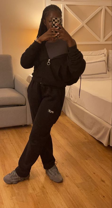 Yeezy 360 Outfit Women, Yeezy 300 Outfit Women, All Black Tracksuit Outfit, Plt Tracksuit Outfit Ideas, Sweatpants Outfits Black Women, Outfit Ideas Tracksuit, Plt Sweatsuit Outfit, Tracksuits Outfits Women, Comfy Fits Black Women