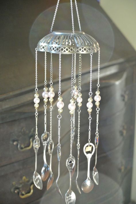 Sarahracha: Wind Chimes made from recycled items Silverware Windchimes, Windchimes Diy, Wind Chimes Homemade, Cutlery Art, Silverware Crafts, Wind Catcher, Silverware Art, Spoon Art, Deco Nature