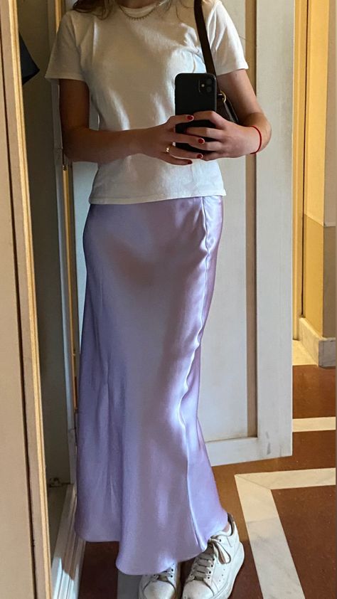 Summer skirt 🌞 Silk Maxi Skirt Outfit, Satin Skirt Outfit Summer, Maxi Skirt Work, Maxi Skirt Outfit Summer, Skirt Outfits Aesthetic, Satin Skirt Outfit, Maxi Skirt Outfit, Skirt Outfit Summer, Skirt Aesthetic