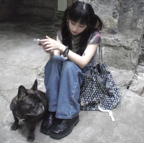 2010 Grunge Outfits, 2010s Emo Aesthetic, Xiaohongshu Y2k, Twee Girl Aesthetic, Grundge Girl, Dark 2000s Aesthetic, Alternative Girl Aesthetic, Telepathy Aesthetic, Emo Kid Aesthetic