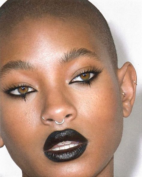 Willow Smith Face, Glam Punk Makeup, Willow Smith Makeup, Rain Makeup Look, Rockstar Makeup Ideas, Rockstar Makeup, Rockstar Gf Makeup, Punk Eye Makeup, Punk Rock Makeup