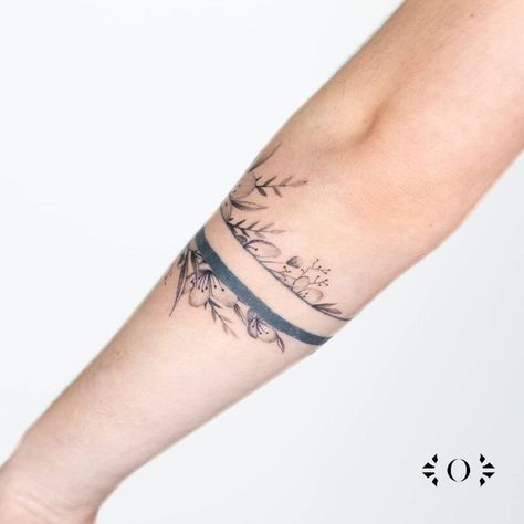 Armband Tattoo Frau, Arm Cuff Tattoo, Ankle Band Tattoo, Tattoo Armband, Mujeres Tattoo, Places To Get Tattoos, Tattoo Samples, Tattoo Band, Cuff Tattoo