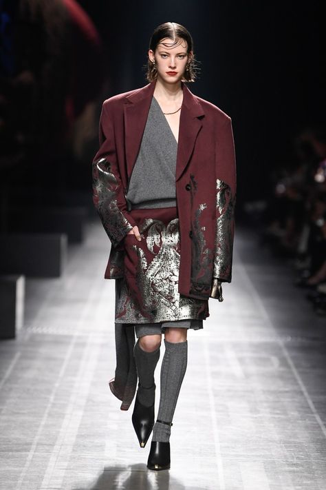 Etro Fall 2024 Ready-to-Wear Runway, Fashion Show & Collection Review [PHOTOS] Layered Winter Outfits, Fashion Trend Forecast, Burgundy Fashion, Look Expensive, Jeans Look, Fall Sweater, Runway Trends, T Shirt And Jeans, Fashion Show Collection