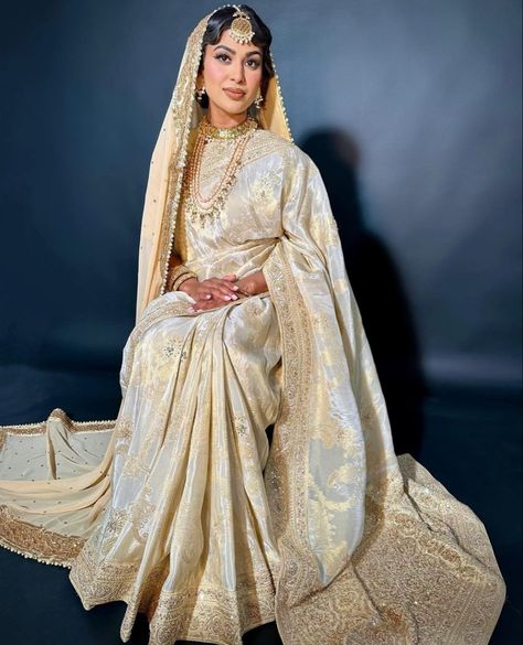 Bangladeshi Clothes, Zardozi Border, Golden Wedding Dress, Bengali Aesthetic, Gold Dupatta, Red Saree Wedding, Nikkah Outfit, Floral Weaving, Off White Saree