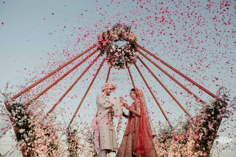 Royal Indian Wedding, Small Wedding Decor, Mandap Design, Bride Entry, Wedding Stage Backdrop, Fun Wedding Decor, Wedding Decor Photos, Field Wedding, Classic Wedding Decorations