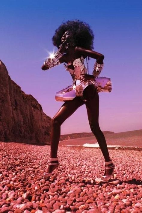 afro futurism aesthetic Strangetown Aesthetic, Surreal Soiree, Surrealism Futuristic, Space Fashion Futuristic, Desert Grunge, Afrofuturism Fashion, Neon Desert, Aesthetic Portraits, Beyonce Concert