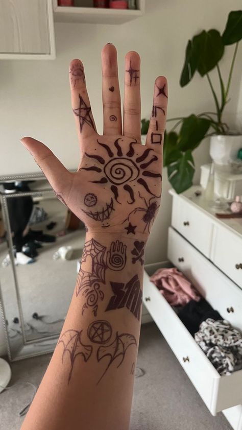 Drawing On Legs Sharpie, What To Draw On Hand When Bored, Pen Body Art, Cute Hand Tattoos With Pen, Drawing On Body Sharpie, Drawing On Legs With Pen, Things To Draw On Leg With Pen, Easy Drawings On Hands, Things To Draw On Ur Hand Easy