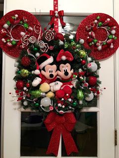 18 Hermosas ideas para decorar en navidad usando esferas ~ Solountip.com Disney Christmas Diy, Disney Christmas Crafts, Mickey Mouse Christmas Tree, Disney Wreath, Deco Disney, Disney Christmas Decorations, Disney Christmas Tree, Disney Christmas Ornaments, Minnie Mouse Christmas