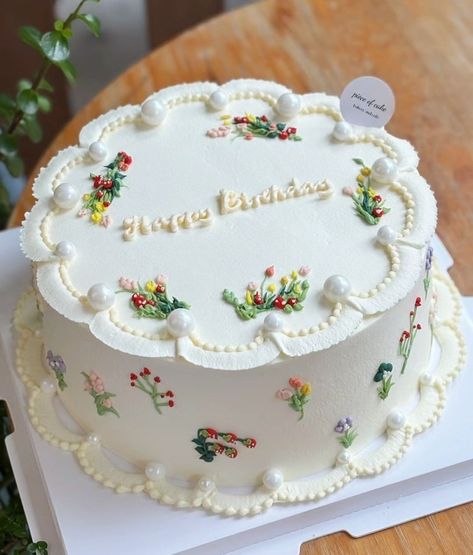 Birthday Cake Designs, Rodjendanske Torte, Bolo Vintage, Vintage Birthday Cakes, Simple Cake Designs, Mini Cakes Birthday, Creative Cake Decorating, Pretty Dessert, Creative Birthday Cakes